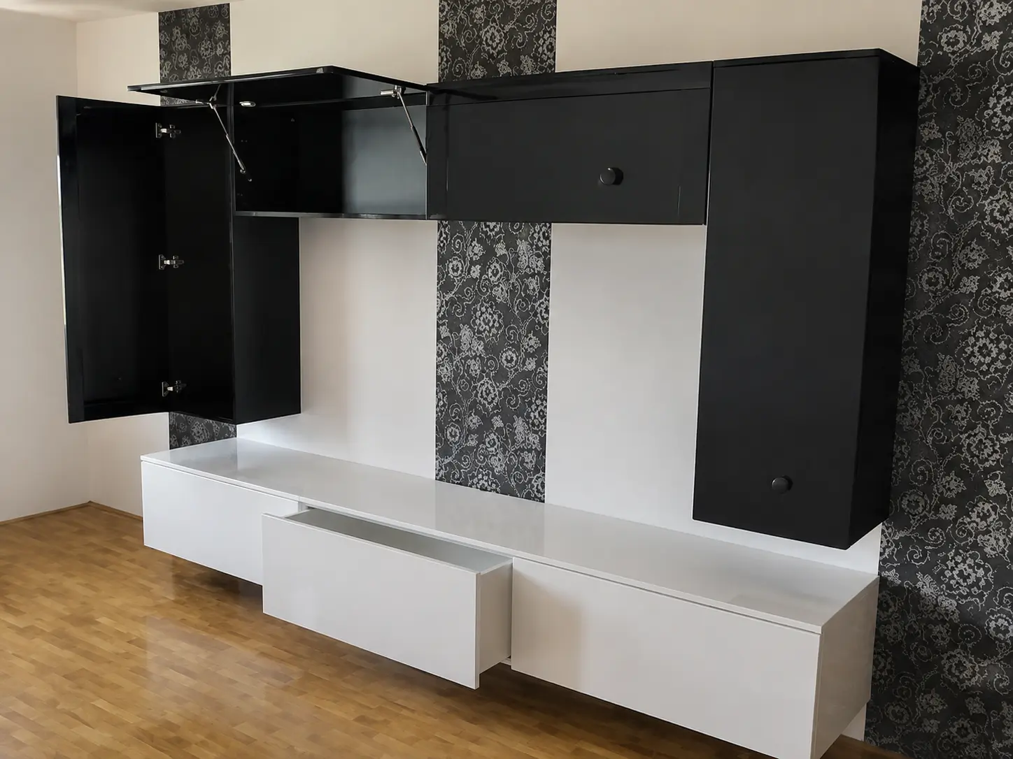 Crno-bijela TV kompozicija po mjeri