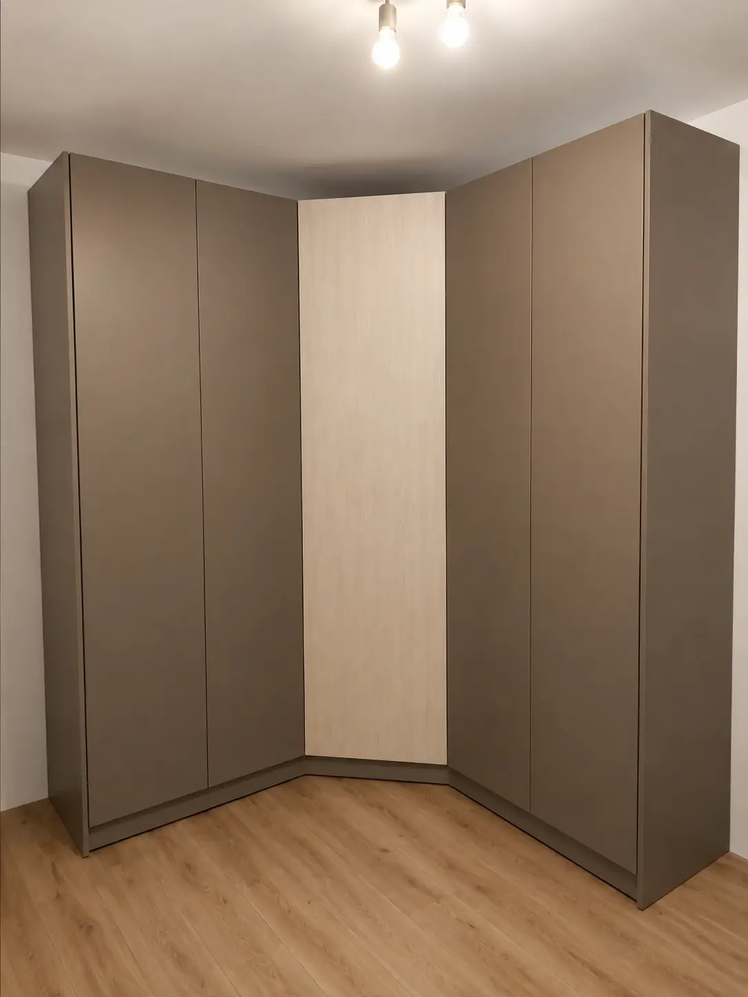 Kutni ormar po mjeri u toplim neutralnim tonovima