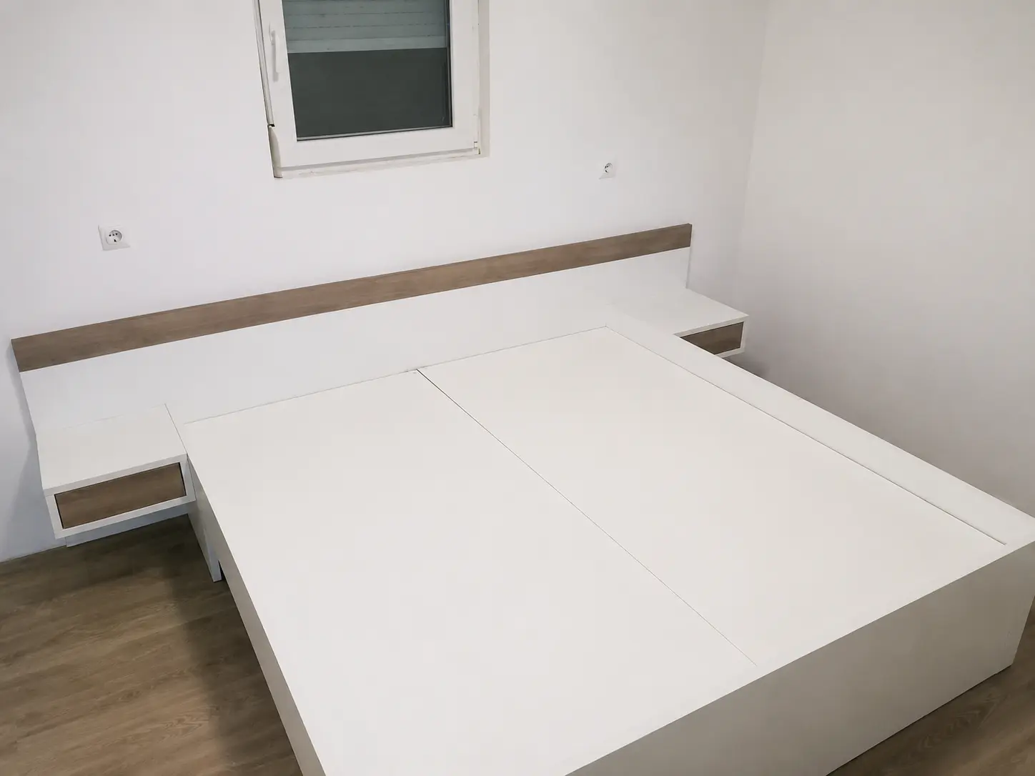 Bijeli krevet i klizni ormar po mjeri