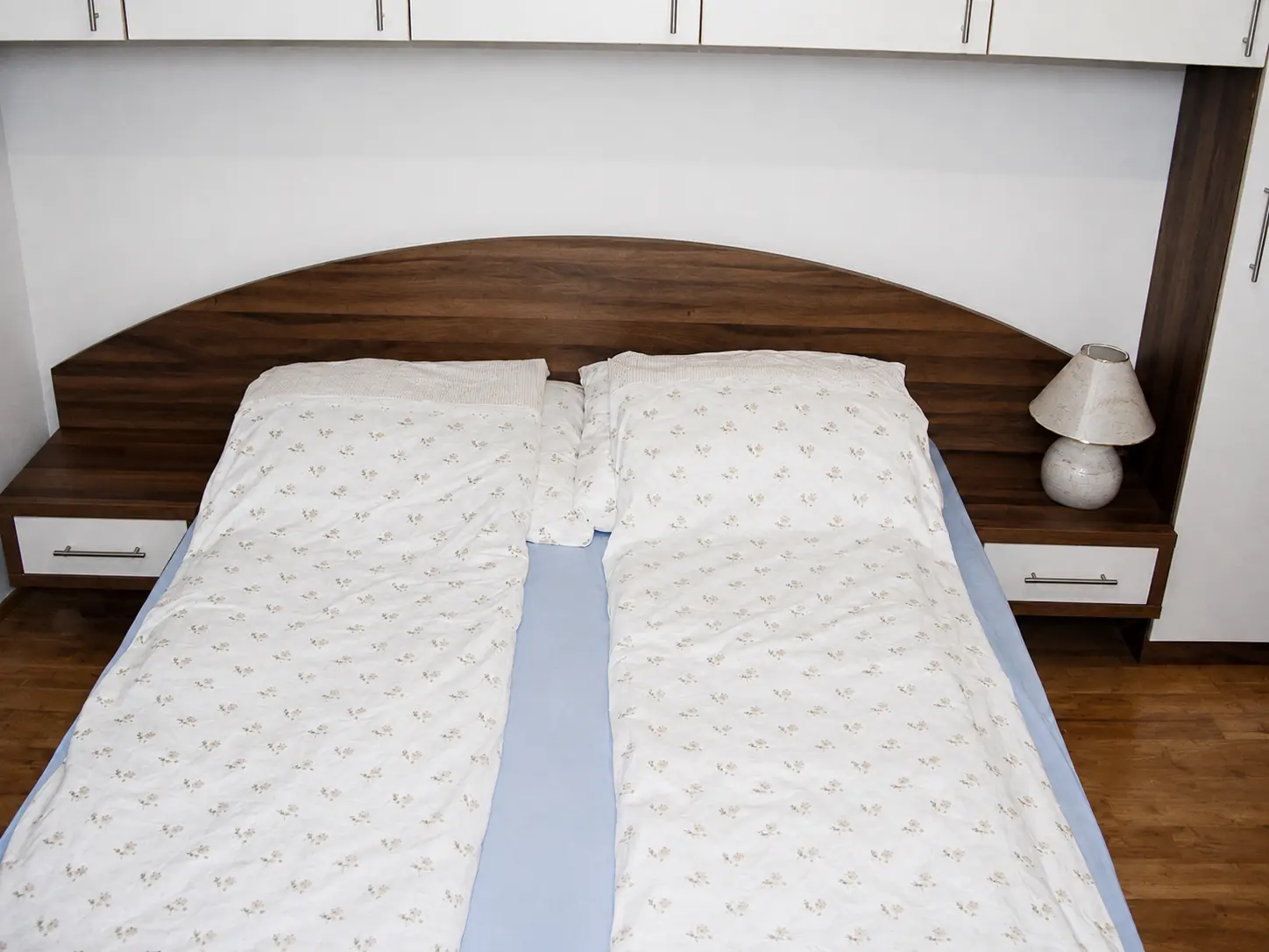 Spavaća soba s krevetom, mostom i kutnim ormarom